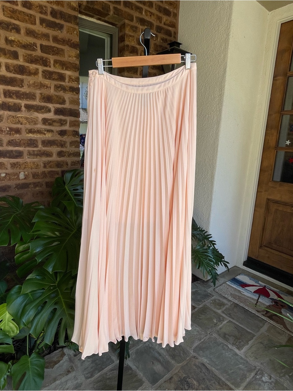 White House Black Market Pleated Maxi Skirt in Soft Peach - Picture 2 of 4